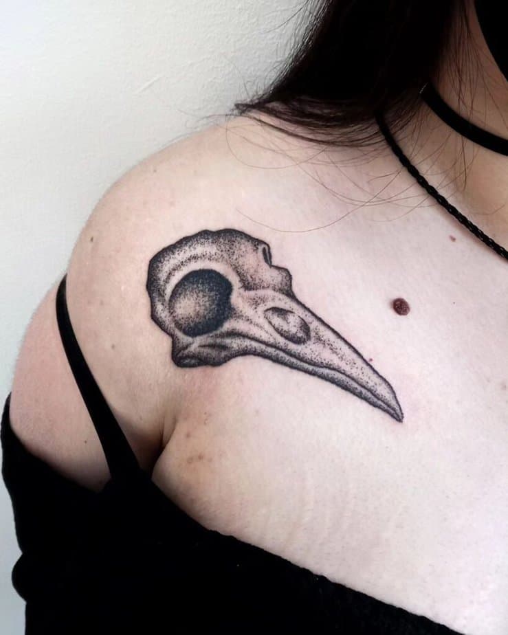 Tatuaggio con teschio di corvo
