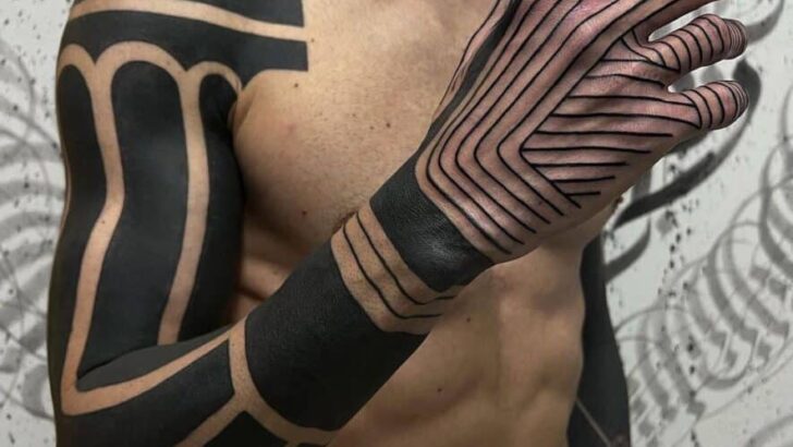 22 tatuaggi d'élite con manica nera, per un'esperienza di tendenza macro-inchiostro.