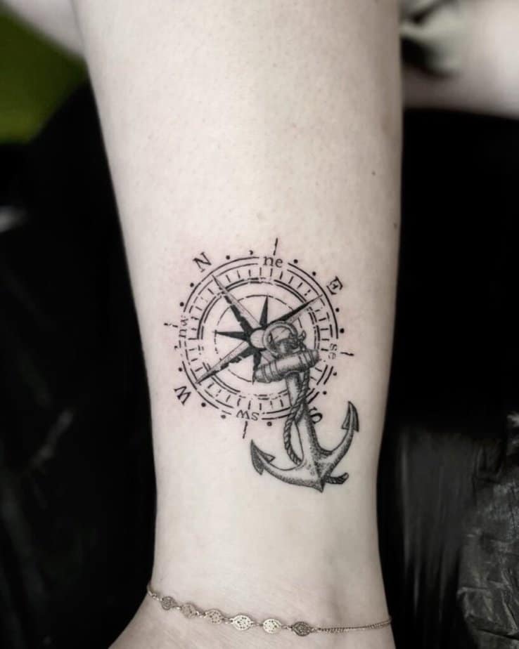 4. Incredibile tatuaggio con stella e ancora nautica