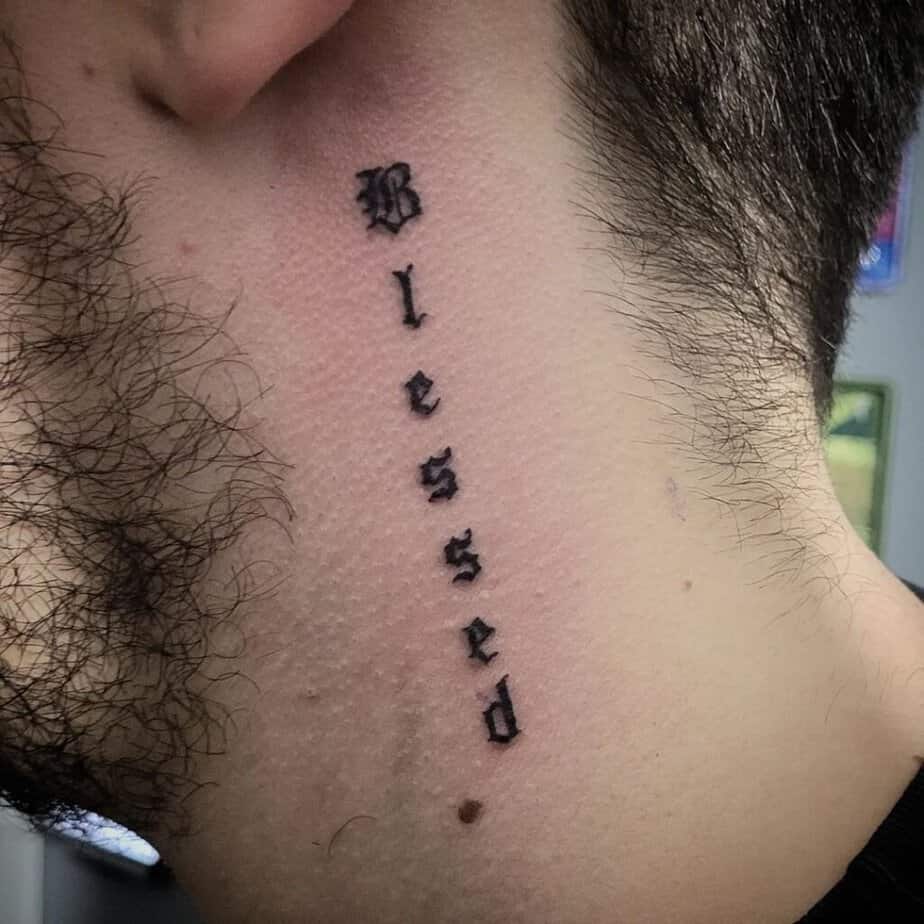 Tatuaggio benedetto sul collo