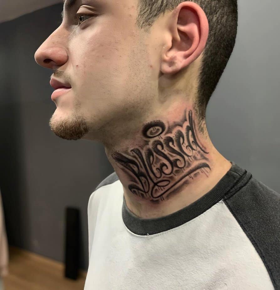 Tatuaggio benedetto sul collo