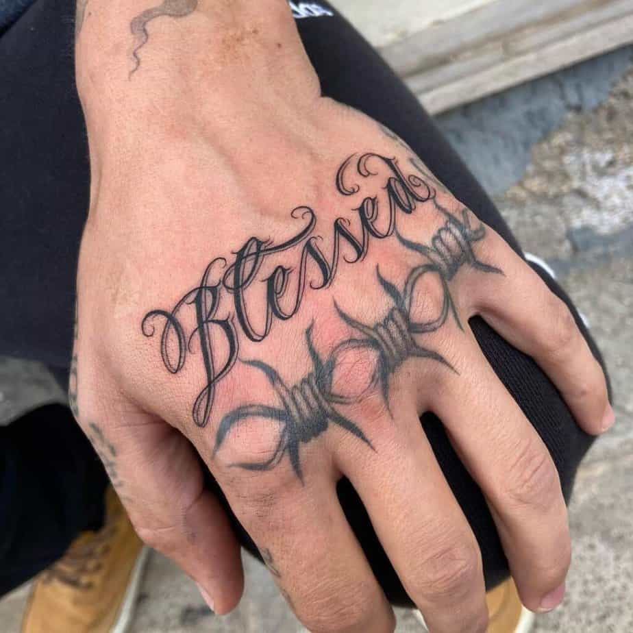Tatuaggio Blessed sulla mano 