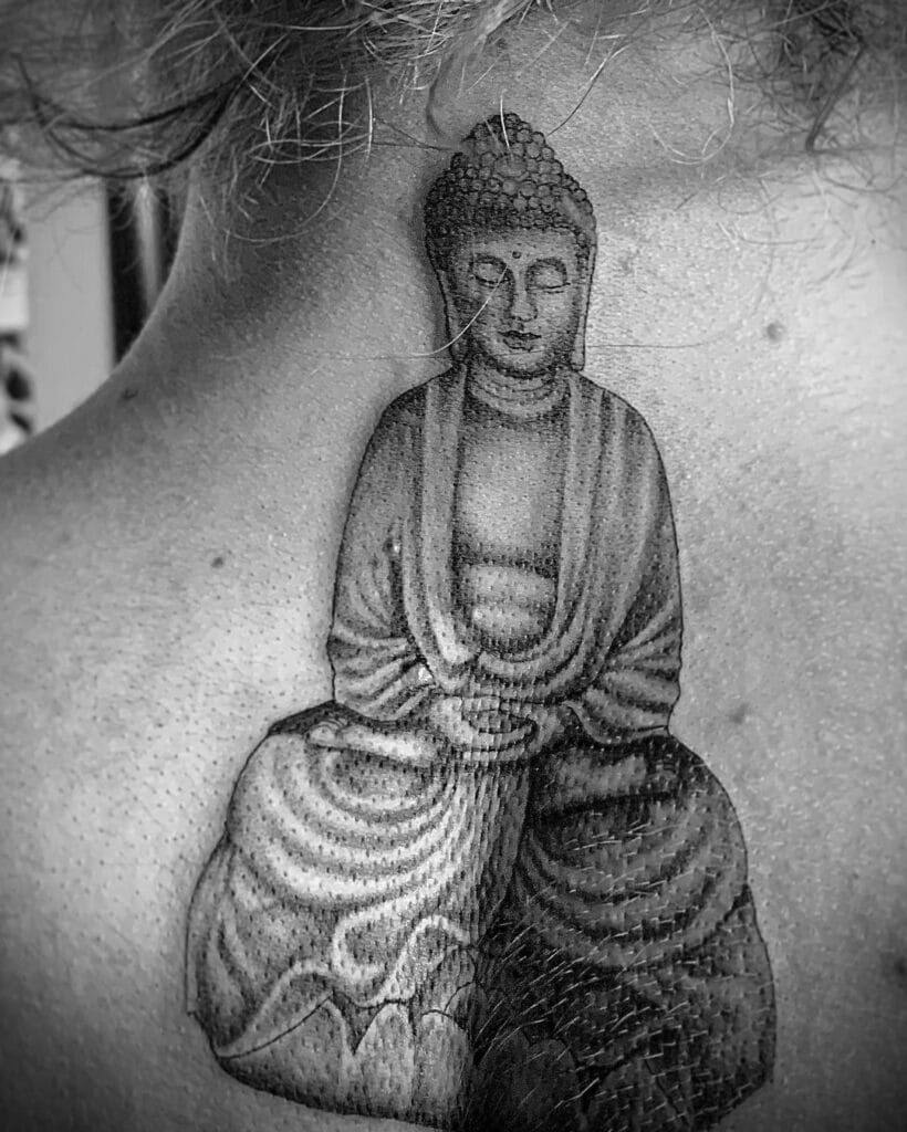 15. Un tatuaggio di Buddha sul collo