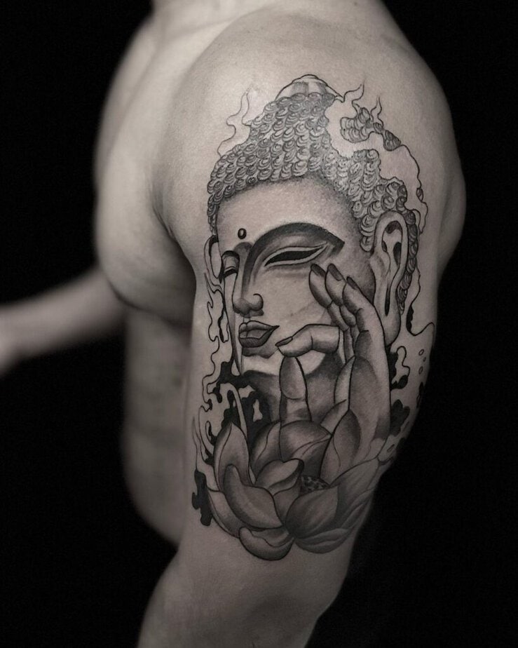17. Un brillante tatuaggio di Buddha sulla parte superiore del braccio