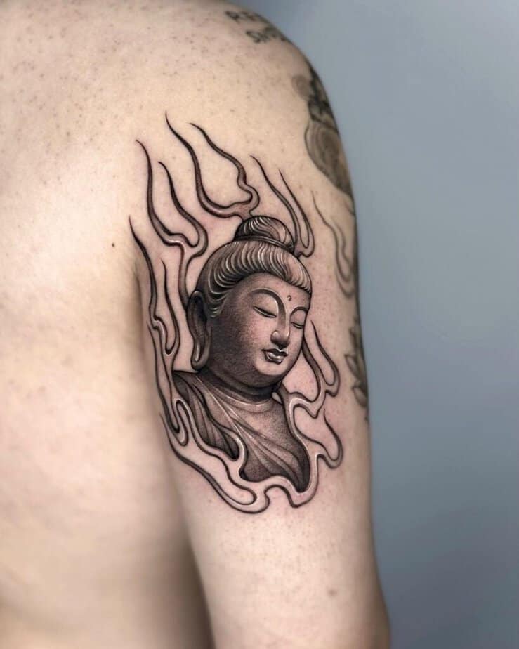 20. Un tatuaggio di Buddha sul retro del braccio