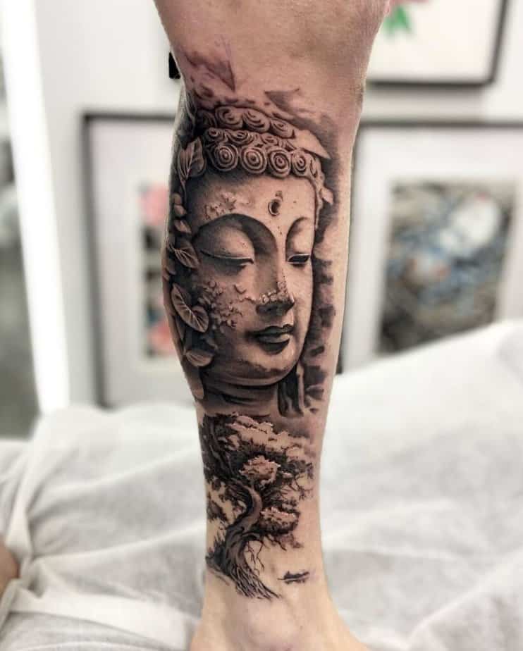 3. Un tatuaggio di Buddha sulla gamba