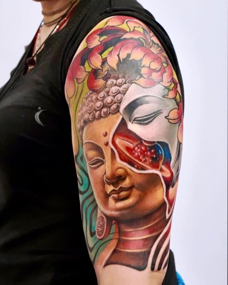 6. Tatuaggio di un Buddha colorato sulla parte superiore del braccio.