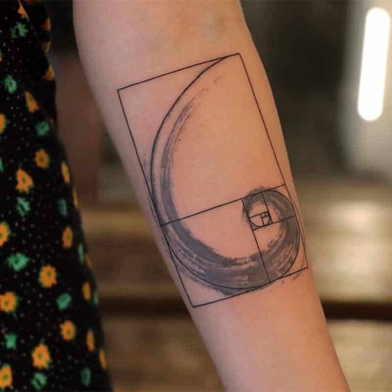2. Un tatuaggio Fibonacci a pennello