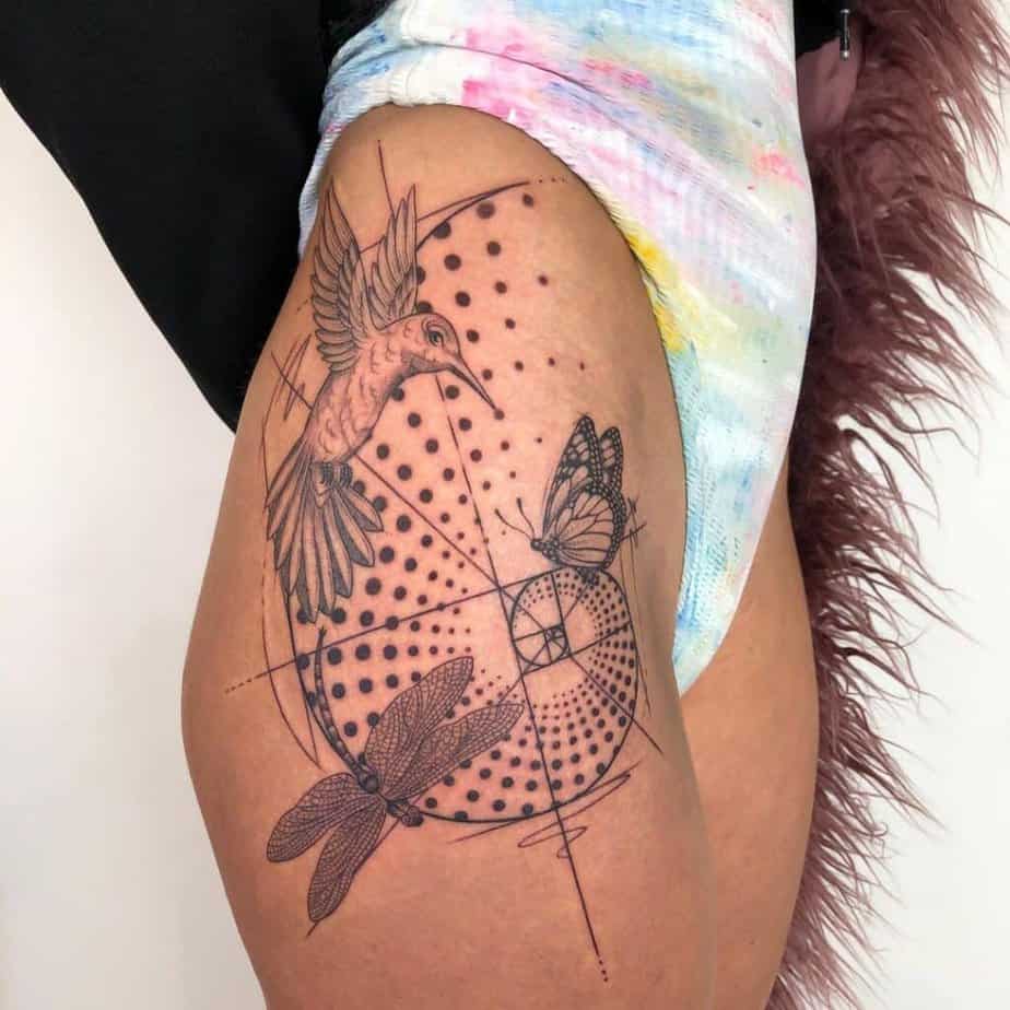 4. Un tatuaggio di Fibonacci con un colibrì, una libellula e una farfalla monarca