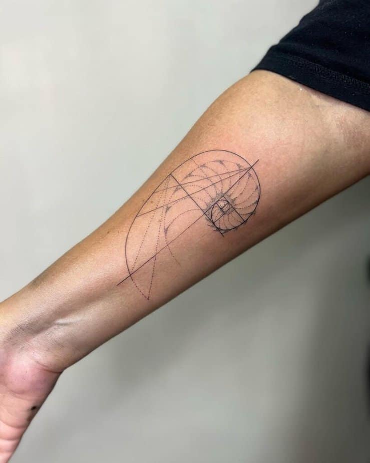 6. Un tatuaggio di Fibonacci a linee sottili