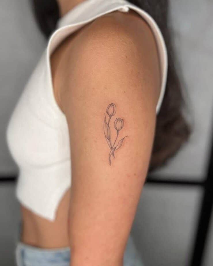 1. Un tatuaggio a tulipano sulla parte superiore del braccio