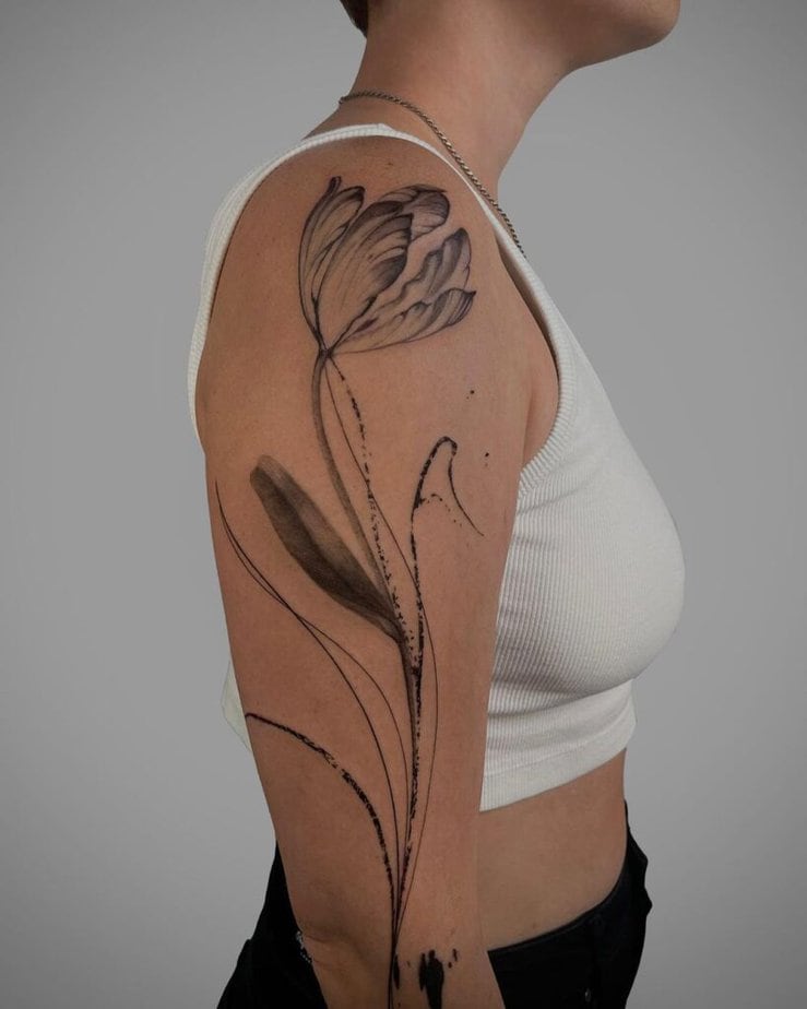 12. Un tatuaggio astratto di un tulipano su tutto il braccio