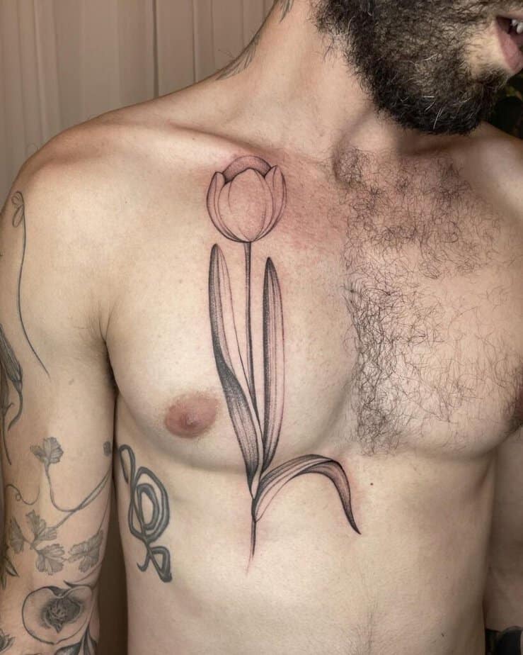 14. Un tatuaggio sul petto raffigurante un tulipano