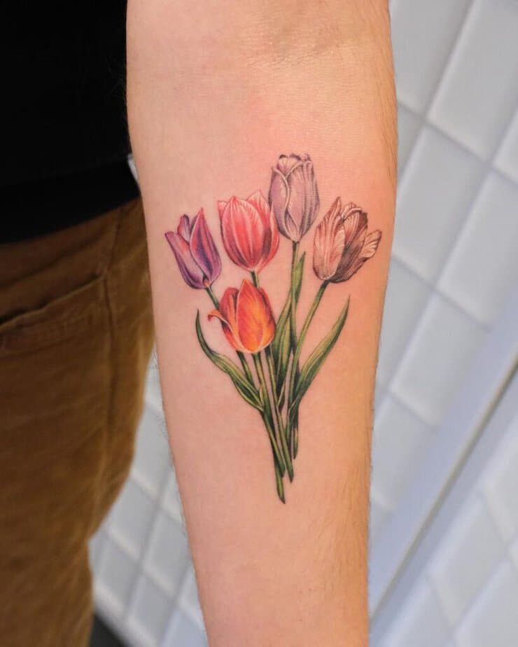 18. Tatuaggio di un bouquet di tulipani 