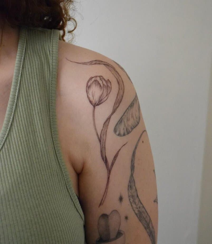 23. Un tatuaggio a tulipano sulla spalla 