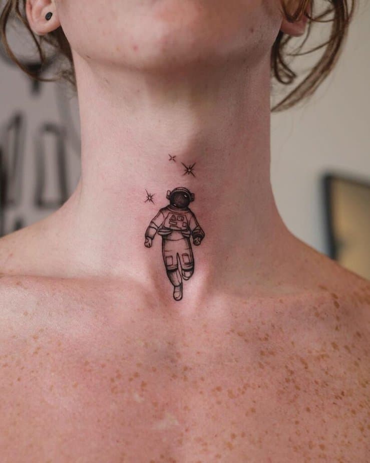 Audace tatuaggio di un astronauta per il collo
