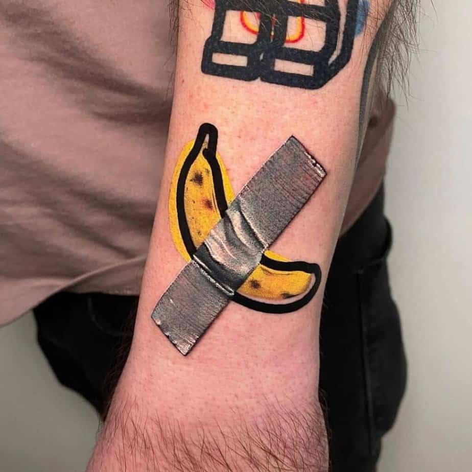 10. Un tatuaggio di una banana con nastro adesivo
