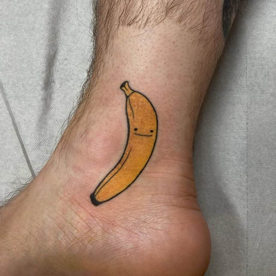 14. Un tatuaggio di una banana sorridente sulla caviglia 