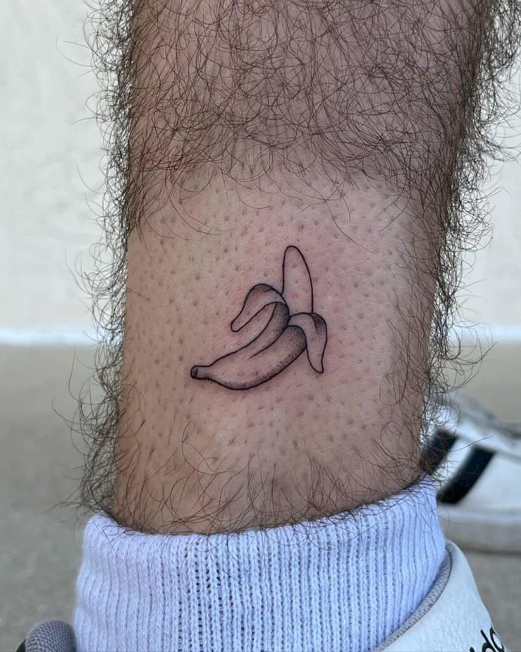 20. Tatuaggio della caviglia con banana 