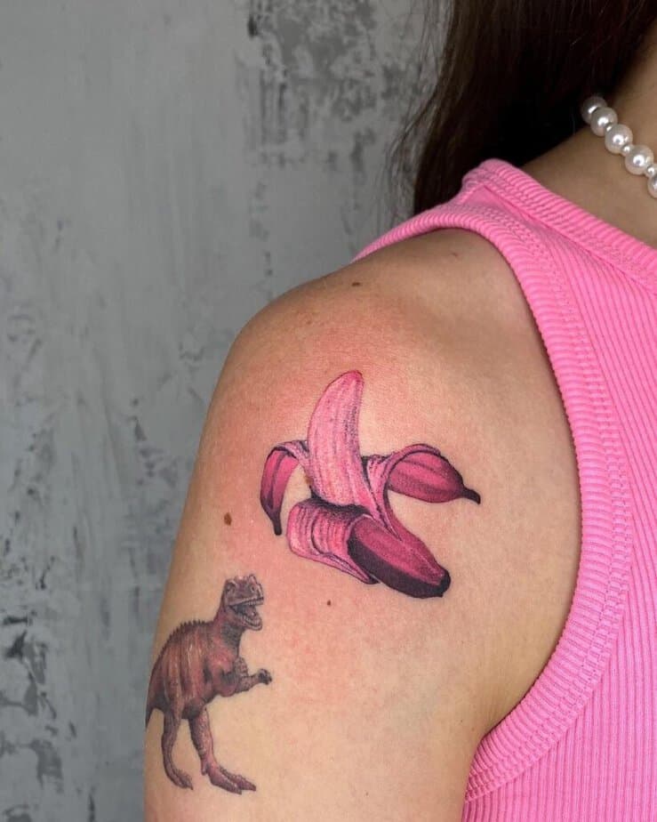 8. Un tatuaggio a forma di banana rosa