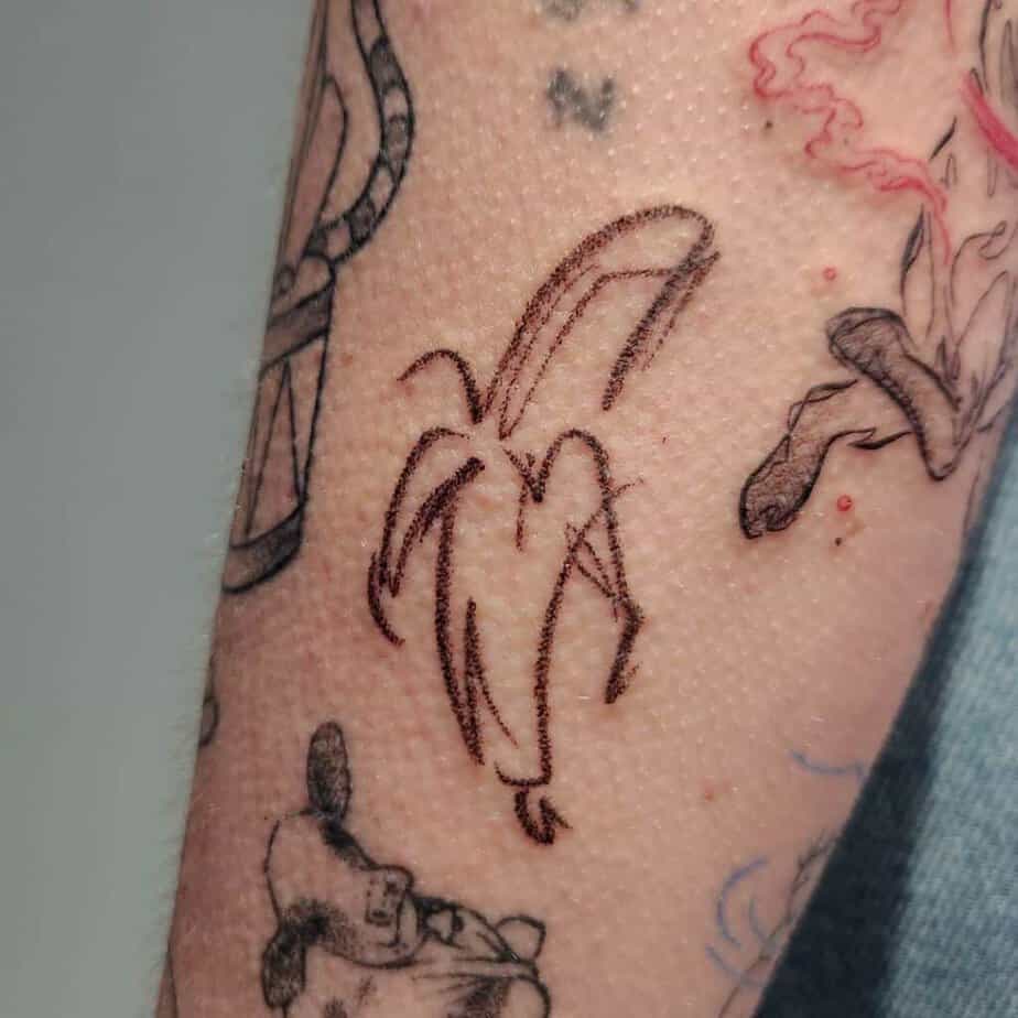 9. Tatuaggio a banana con schizzo