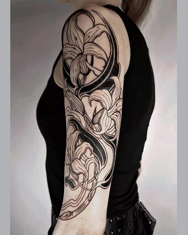4. Tatuaggio a mezza manica in bianco e nero