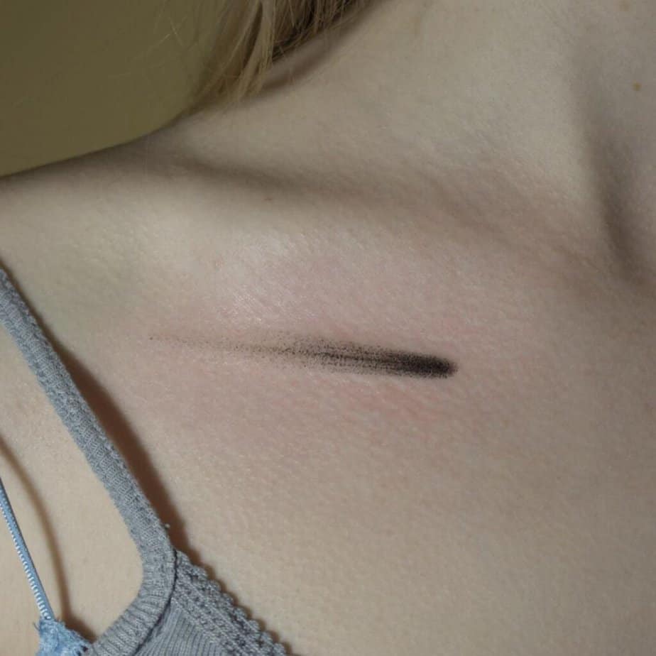 13. A shooting star tattoo on the collarbone
