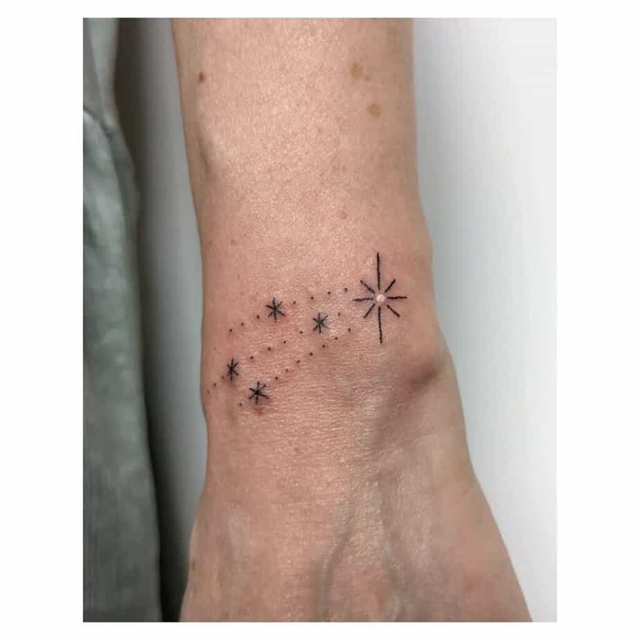 14. Tatuaggio di una stella cadente sul polso