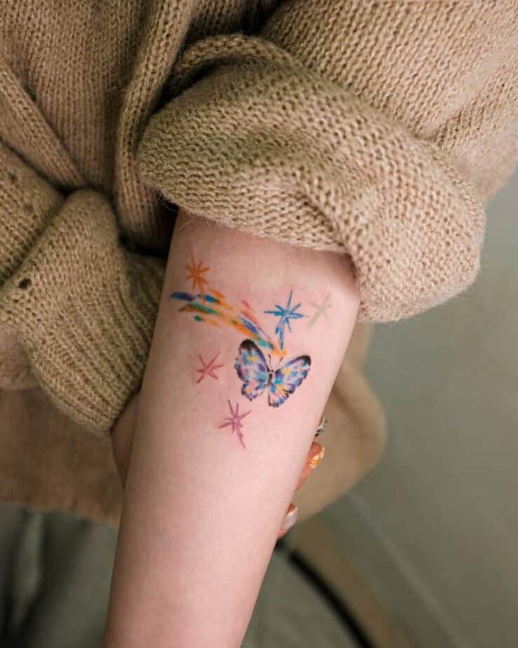 21. Il tatuaggio di una stella cadente con una farfalla