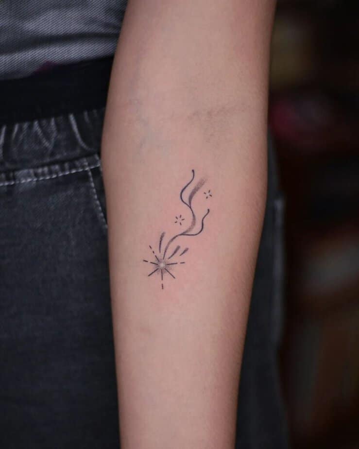 23. Tatuaggio di una stella cadente a linee sottili 