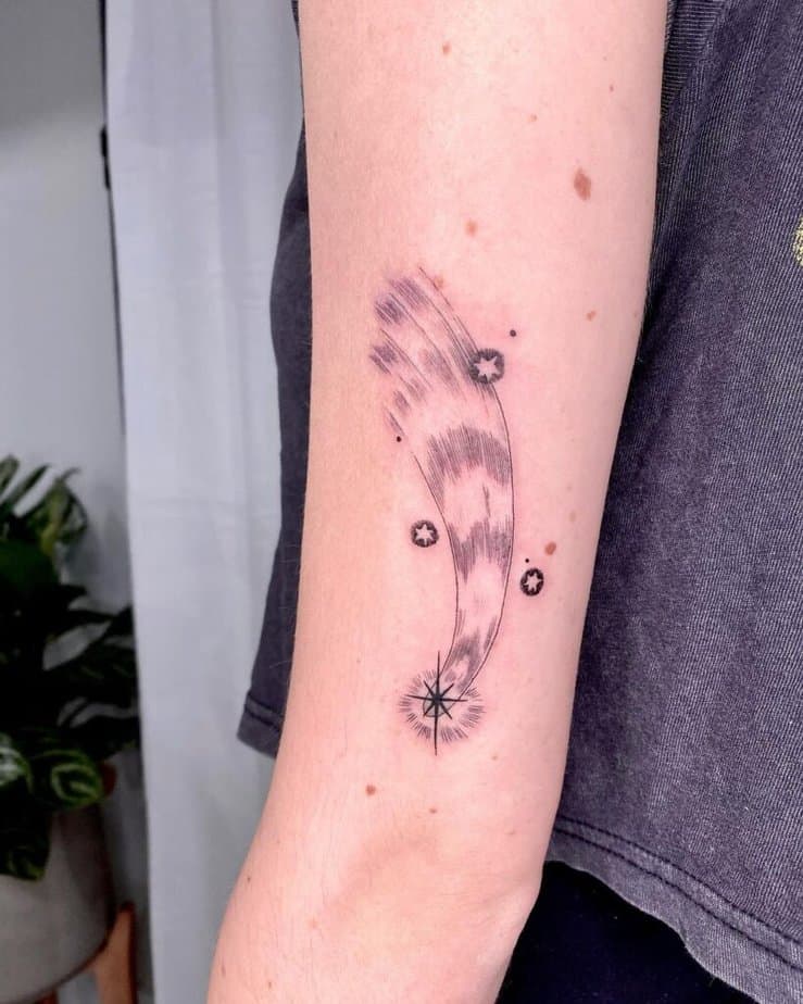 4. Tatuaggio di una stella cadente sul retro del braccio