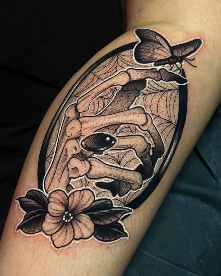 Tatuaggio gotico con scheletro sulla mano