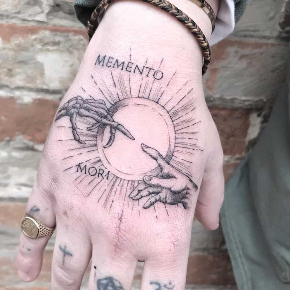 Idee per tatuaggi semplici con scheletro sulla mano