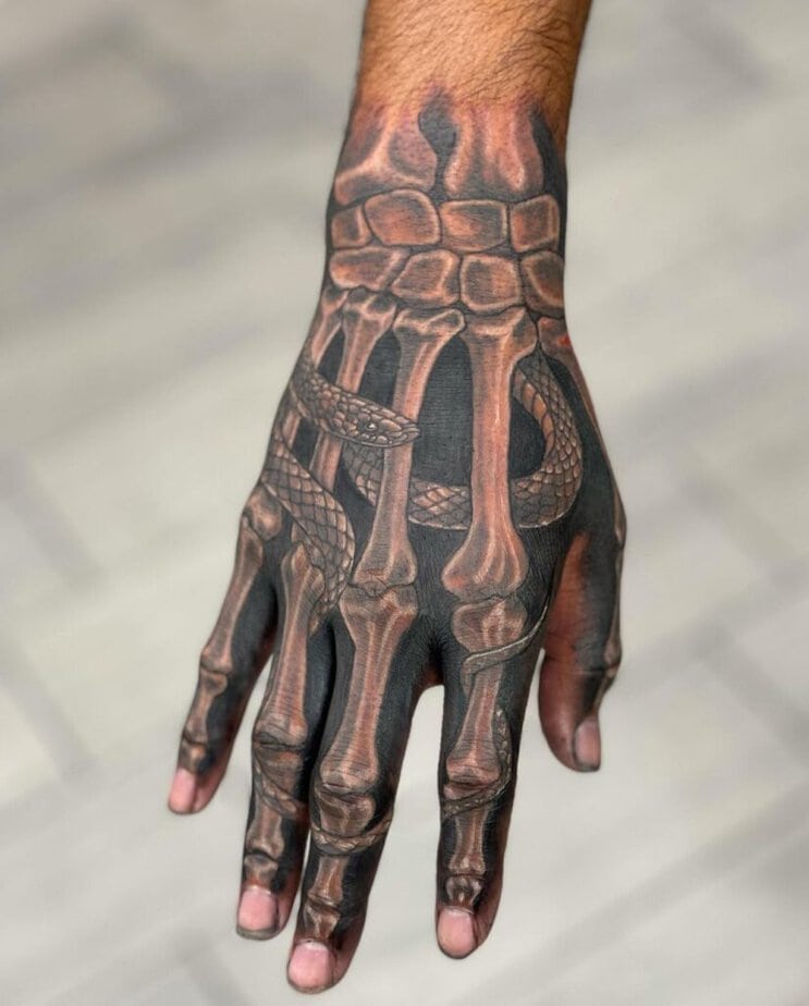 Tatuaggio reale della mano dello scheletro