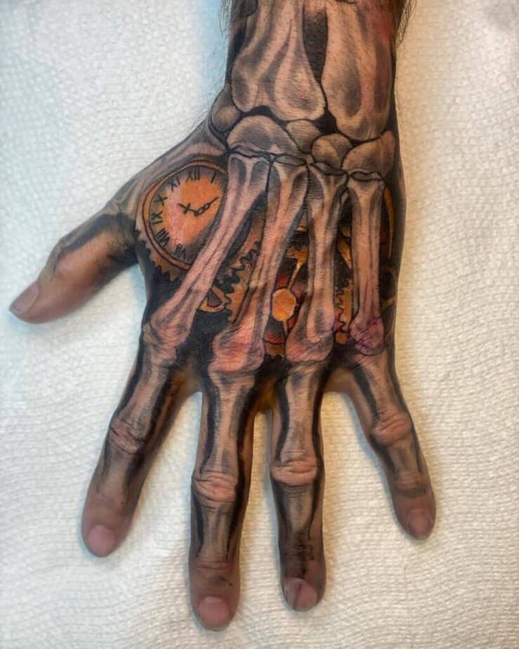 Tatuaggio reale della mano dello scheletro