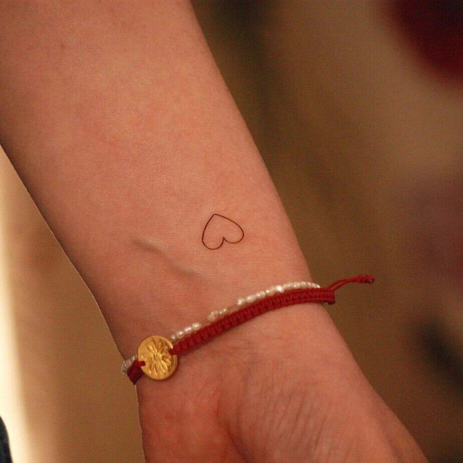 15. Un semplice tatuaggio a forma di cuore sul polso