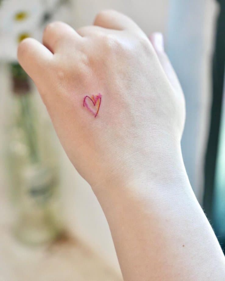 21. Un tatuaggio a cuore disegnato a mano