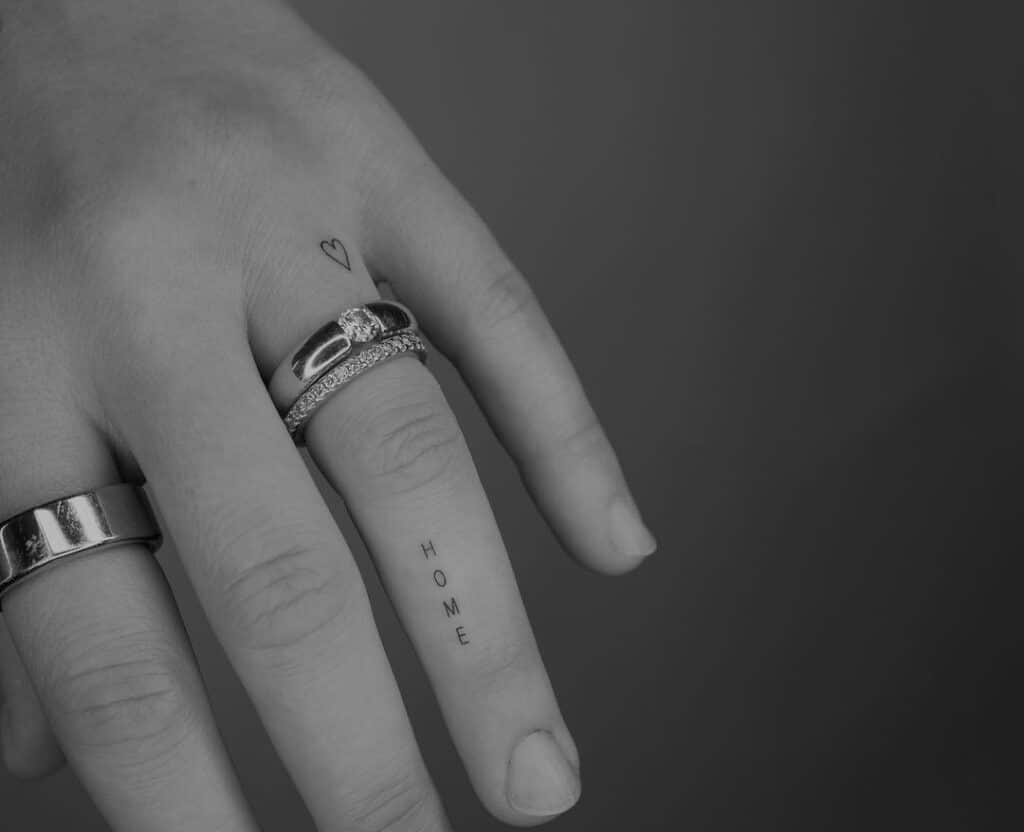 3. Un delicato tatuaggio a forma di cuore sul dito