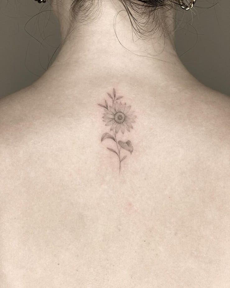 11. Tatuaggio di un morbido girasole sulla schiena 
