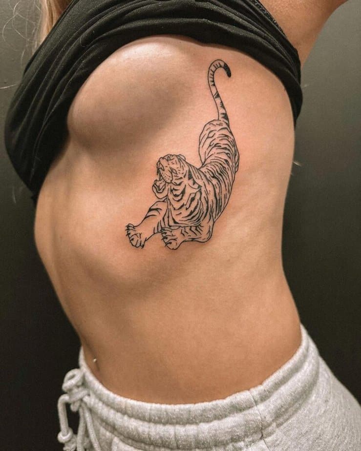 12. Tatuaggio di una tigre a linee sottili sulla cassa toracica 