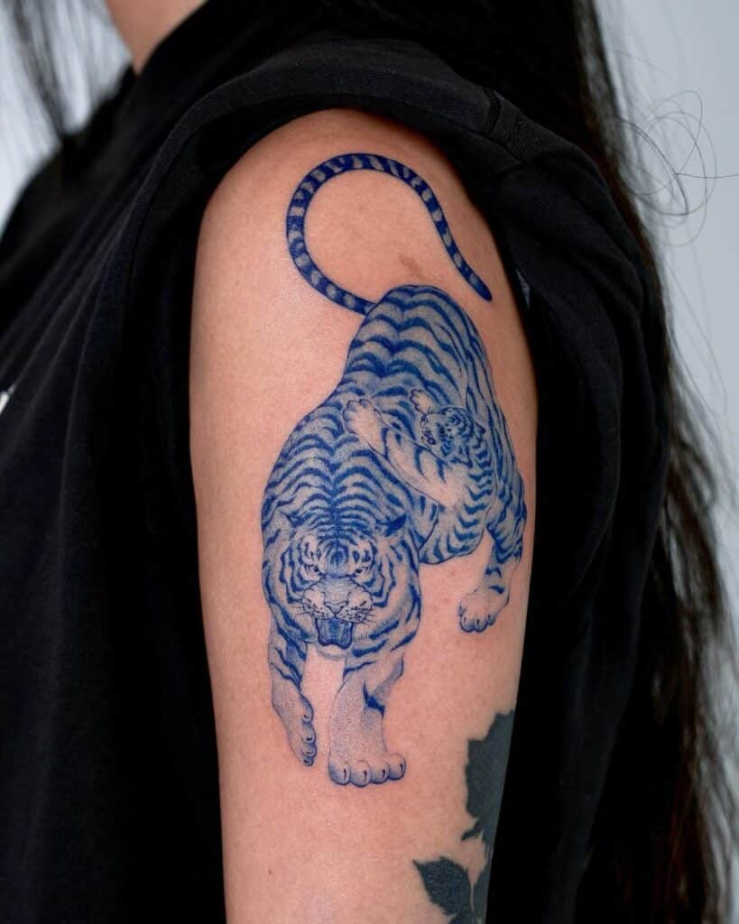 13. Una tigre di inchiostro blu sulla parte superiore del braccio