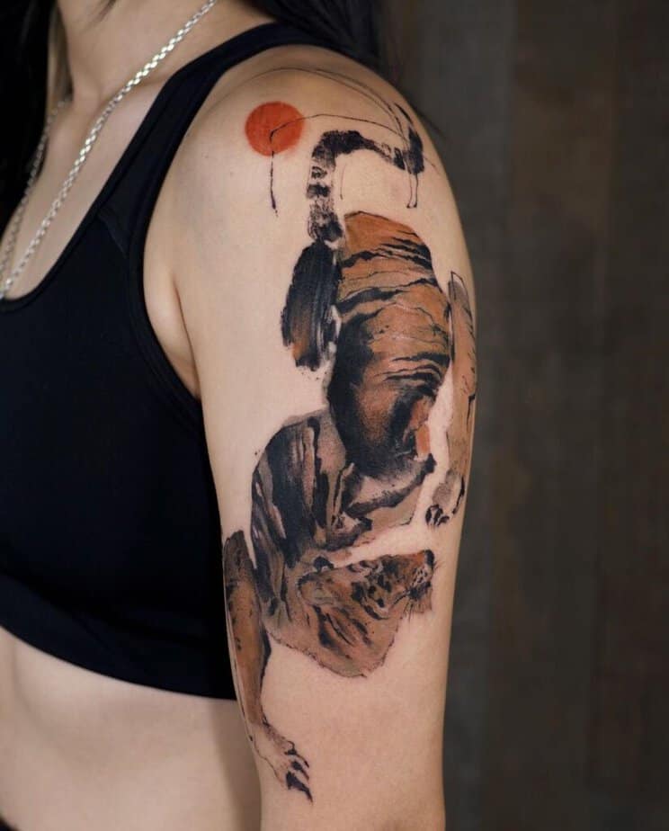 21. Tatuaggio astratto di una tigre sulla parte superiore del braccio