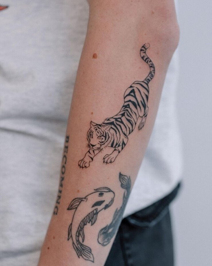 22. A tiger sticker sleeve 