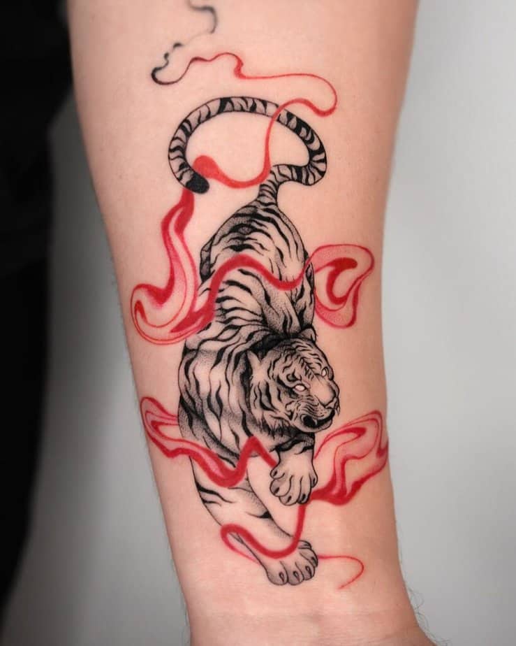 9. Una tigre con fiamme rosse all'interno del braccio.