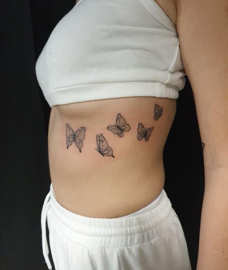 Tatuaggi di insetti sotto il seno