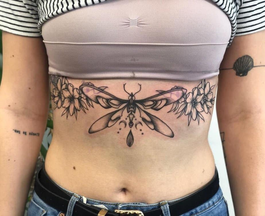 Tatuaggi di insetti sotto il seno