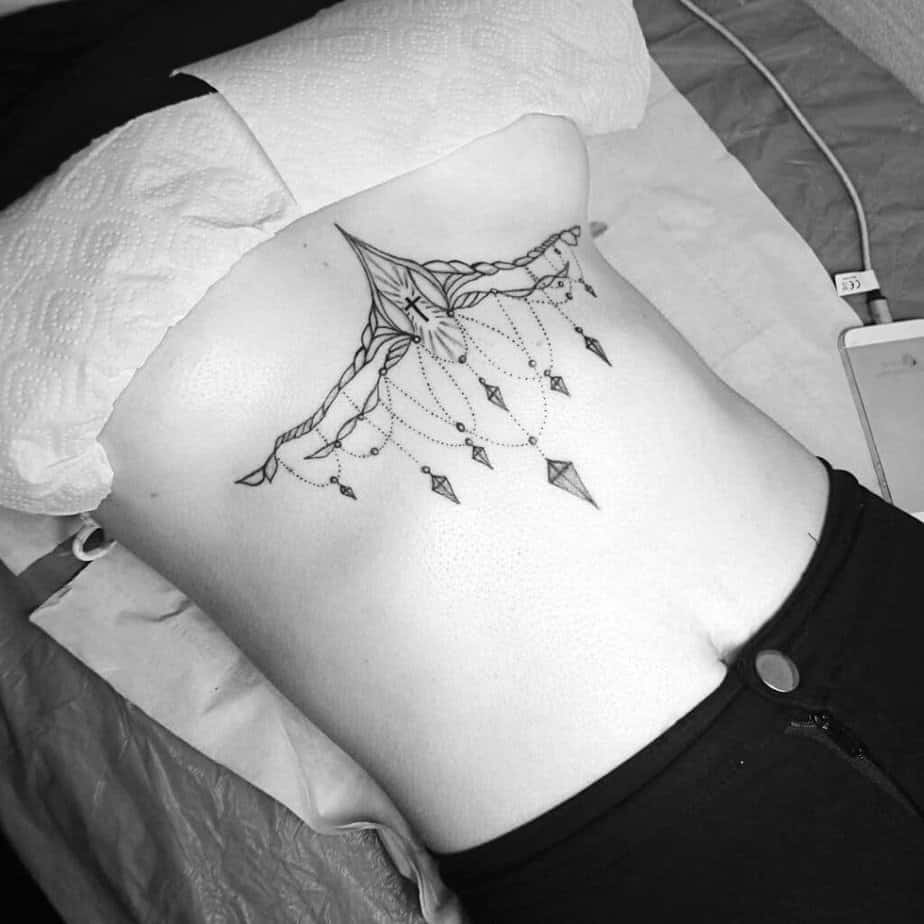 Idee insolite per tatuaggi sotto il seno