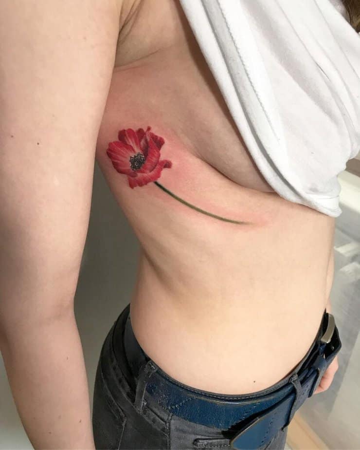 Tatuaggi colorati sotto il seno
