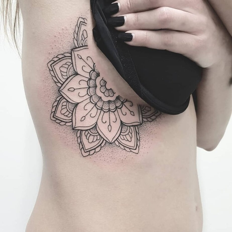 Idee per il tatuaggio Mandala sotto il seno