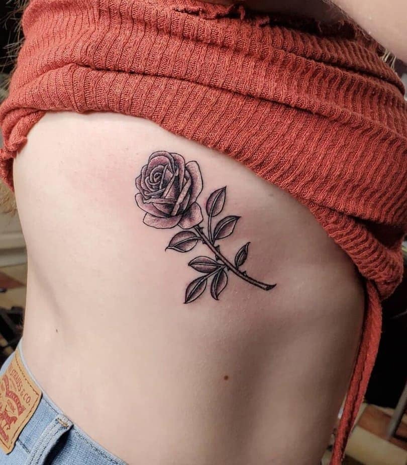 Idee per tatuaggi floreali sotto il seno